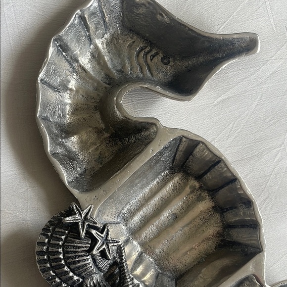 MUDPIE Silver Seahorse Shell Art Decor - Picture 4 of 11